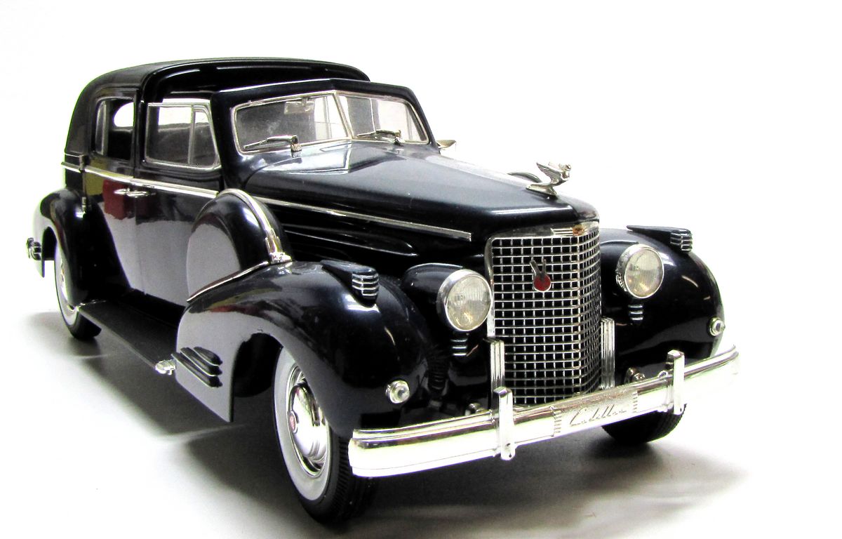 SIGNATURE Cadillac Fleetwood V 16 (1938) Limousine Deep Blue Oldtimer-Modell 1:18